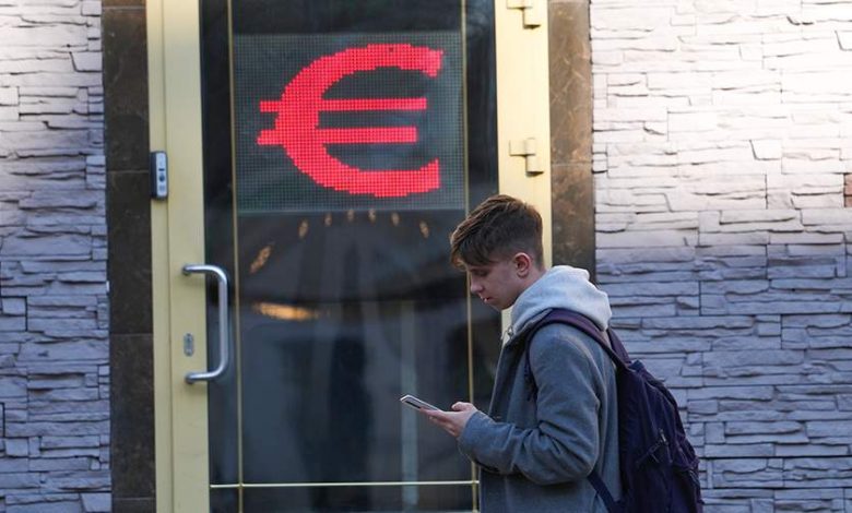 Фото - Курс евро на Мосбирже опустился ниже 58 рублей впервые с 25 июля